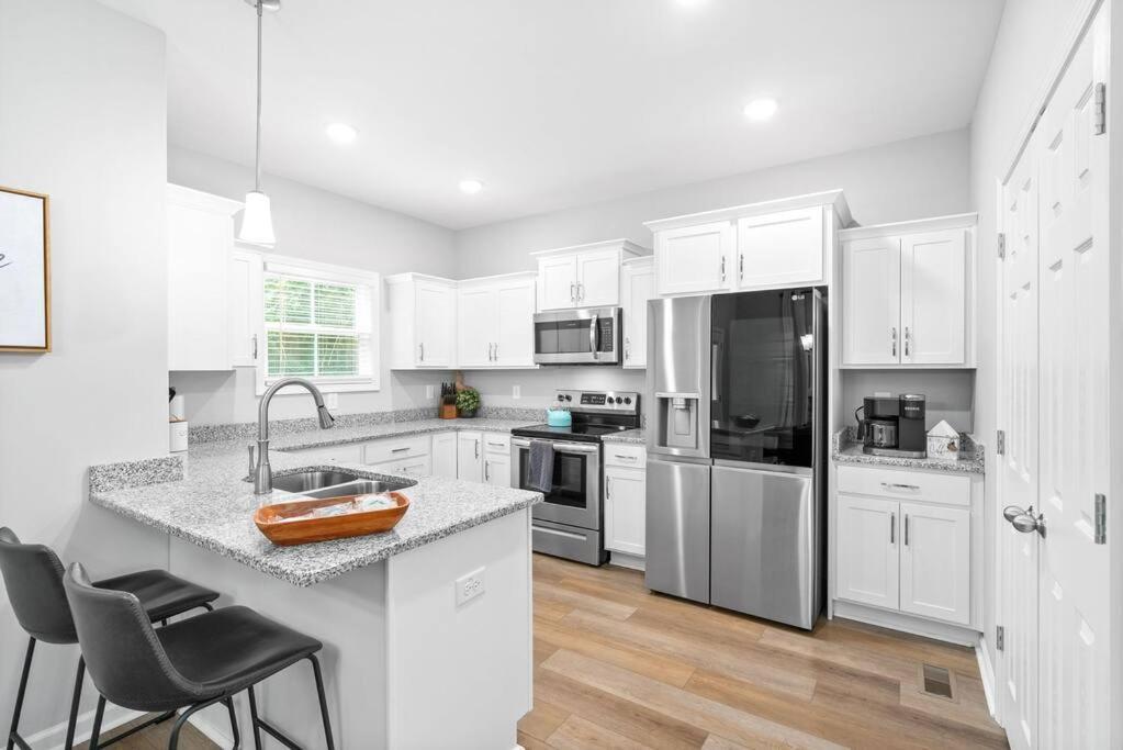 One-Of-A-Kind Smart, Cookie Themed Home For Up To 6 Clarksville Extérieur photo