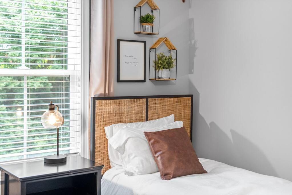 One-Of-A-Kind Smart, Cookie Themed Home For Up To 6 Clarksville Extérieur photo