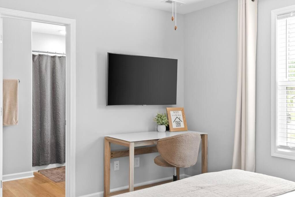One-Of-A-Kind Smart, Cookie Themed Home For Up To 6 Clarksville Extérieur photo