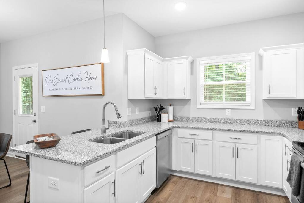 One-Of-A-Kind Smart, Cookie Themed Home For Up To 6 Clarksville Extérieur photo