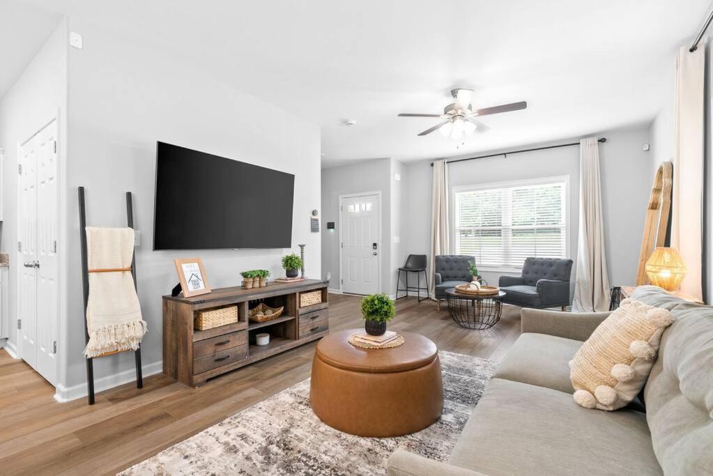 One-Of-A-Kind Smart, Cookie Themed Home For Up To 6 Clarksville Extérieur photo