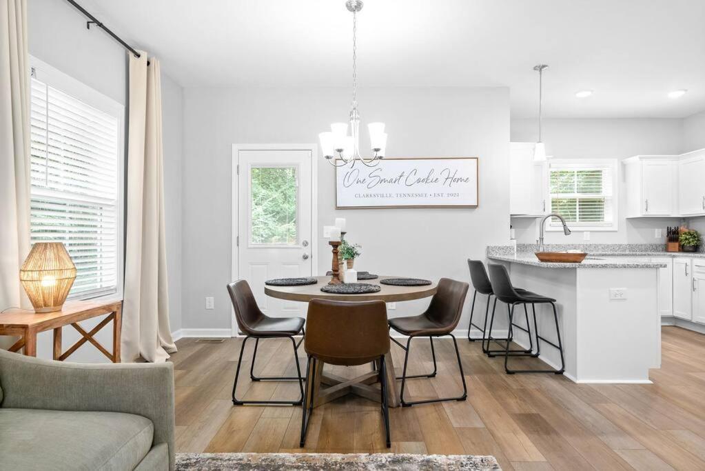 One-Of-A-Kind Smart, Cookie Themed Home For Up To 6 Clarksville Extérieur photo